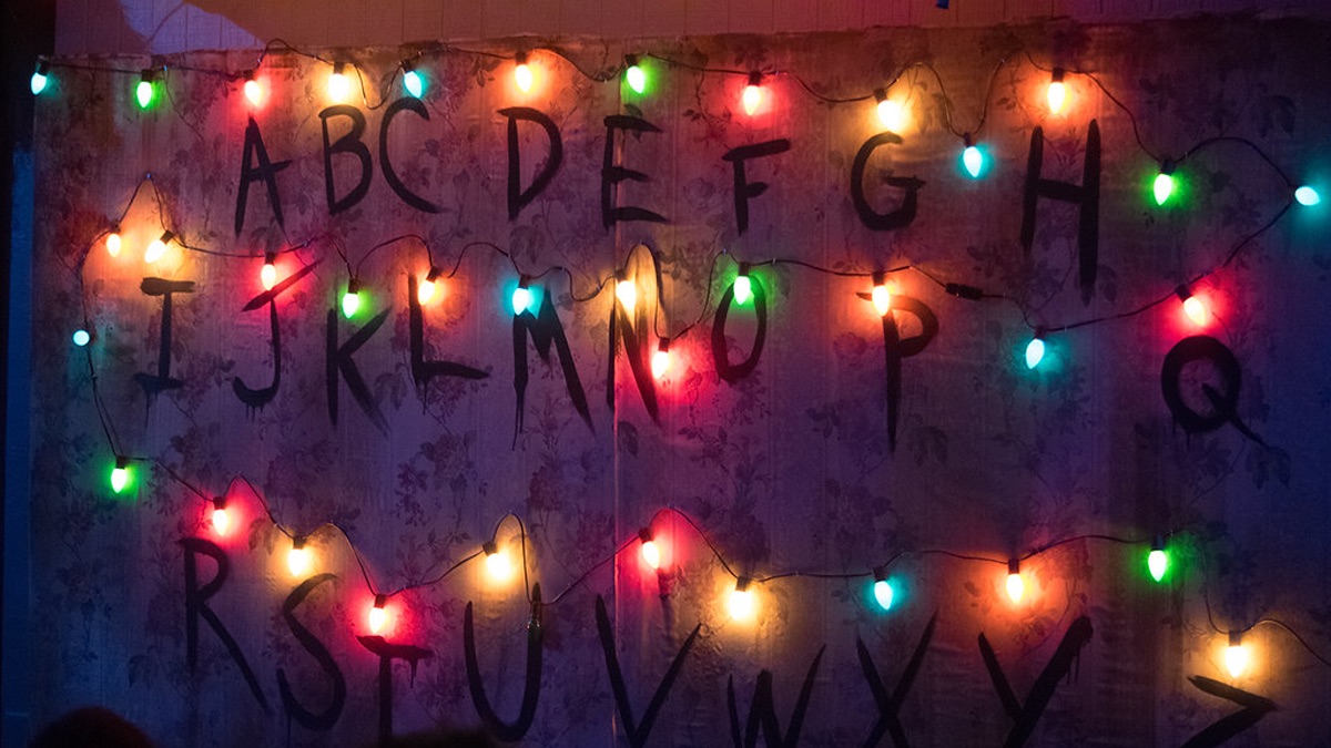 strangerthings Stranger Things, dieci anni di un fenomeno che ha riscritto la cultura pop
