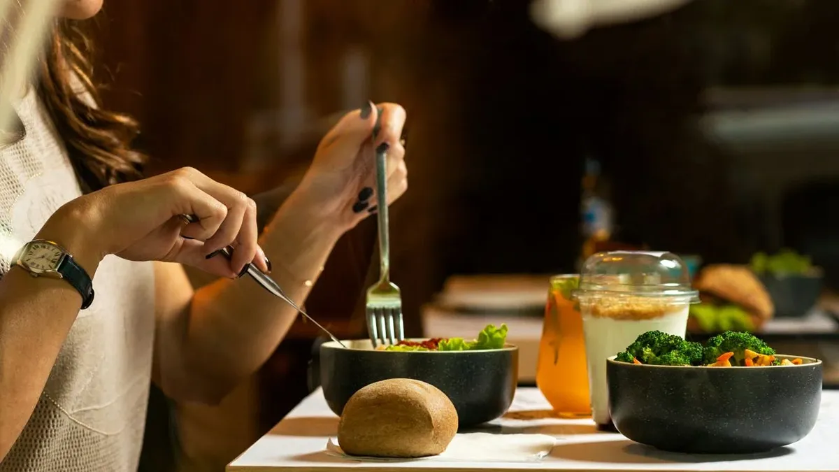 donna-che-mangia (1) La salute secondo la Gen Z: non un trend passeggero, ma un investimento per il futuro