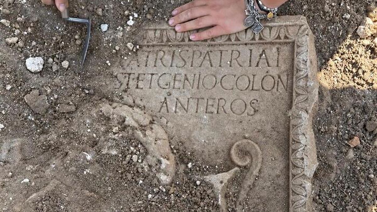 Aquinum, dagli scavi un cippo decorato e un altare votivo