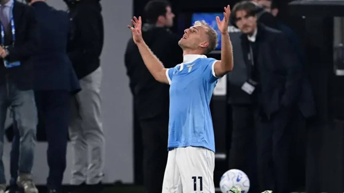 La Lazio travolge la Juventus e aggancia in testa l'Inter. Tonfo del Napoli a Venezia.